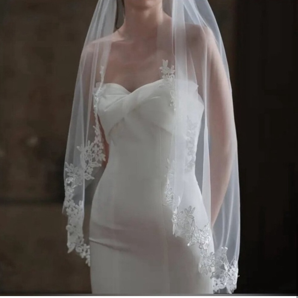 New White Exquisite Lace-Edged Cathedral Veil - Ultimate Bridal Elegance